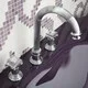 Mélangeur de lavabo Olympia installé sur une vasque, ambiance salle de bain